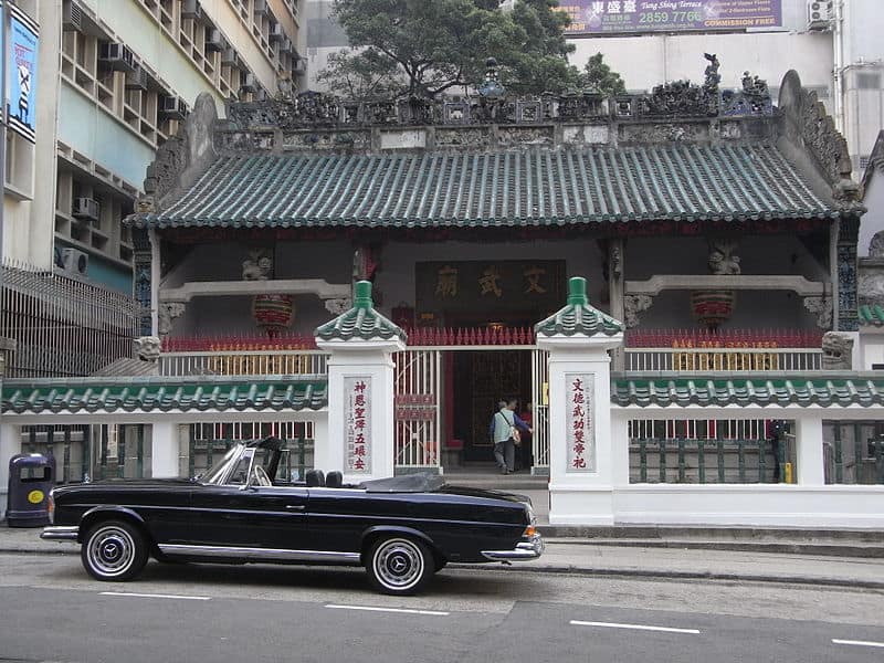 800px-HK_Sheung_Wan_Hollywood_Road_Benz_in_black_Man_Mo_Temple_Nov-2010_HK105_280_SE