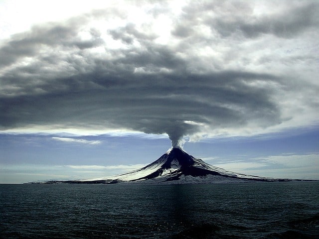 volcano erupting 1056526 640